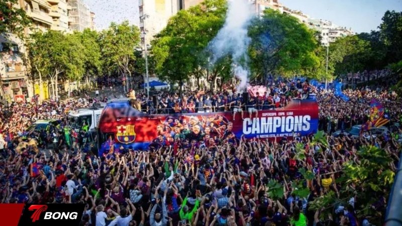 Biển người nhuộm đỏ-xanh trên đường phố Barcelona